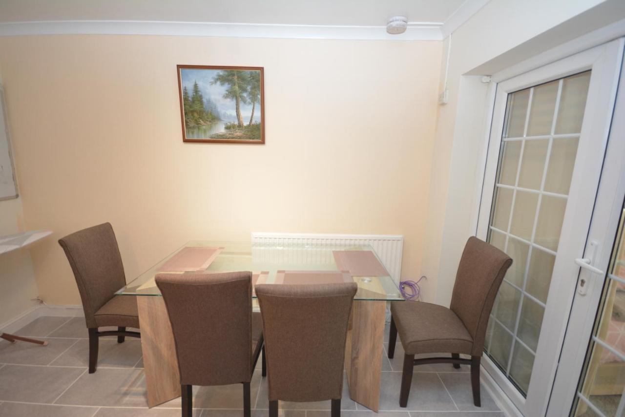 London Luxury 5 Bedroom House 2 Min Walk To The Tube Station Dagenham Exterior photo